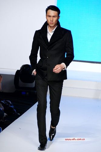 在6月12号的海宁中国皮革时尚周上,著名的皮革服装品牌思凯路 sikailu